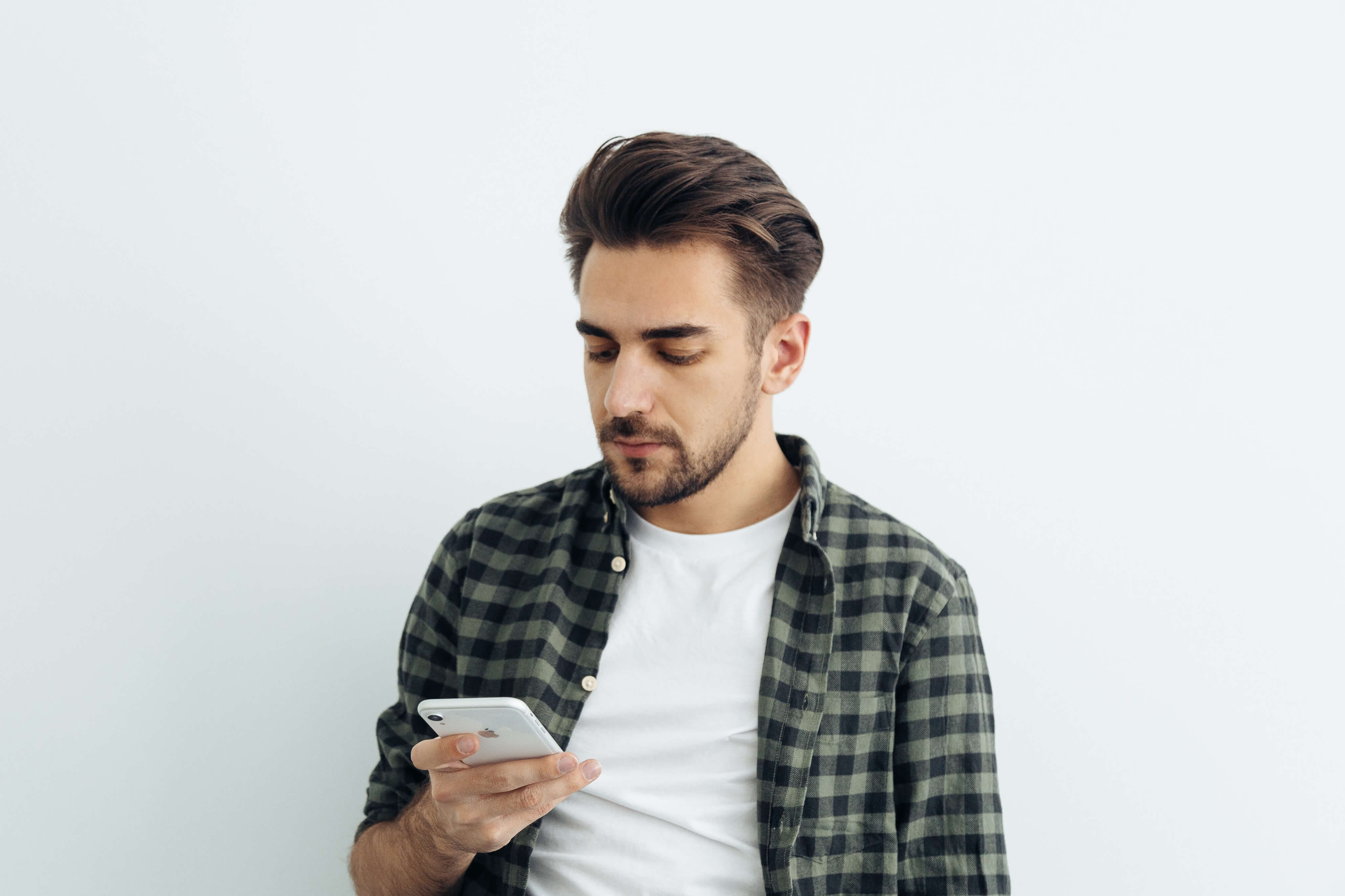 Un agent immobilier utilisant un assistant IA pour rédiger ses annonces